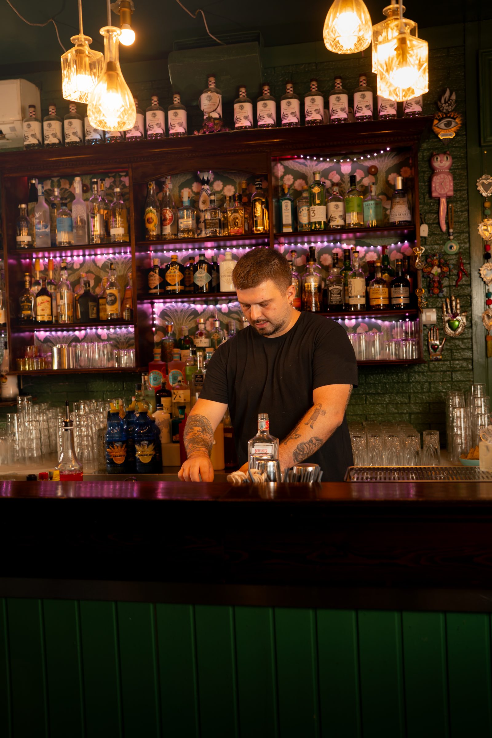 Il barman di Viniles al lavoro dietro al bancone