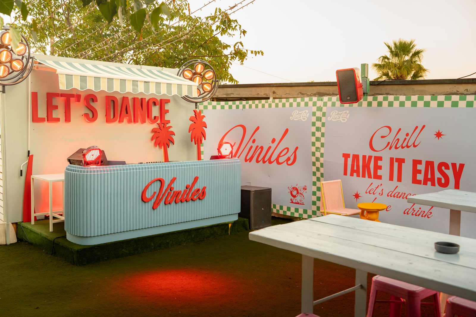 La consolle Let's Dance nel giardino di Viniles