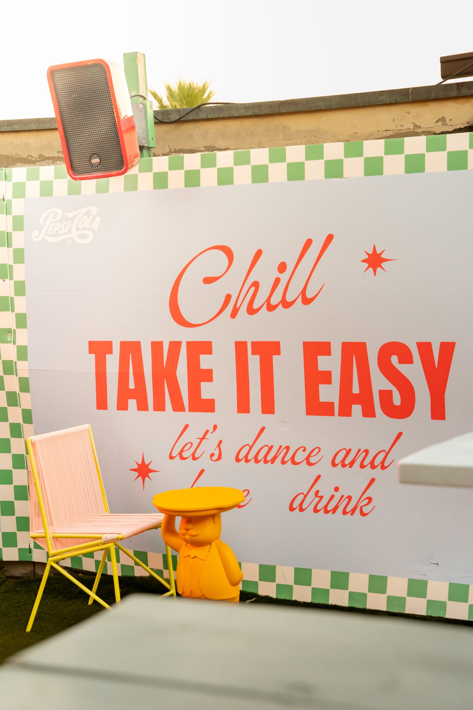 Il muro con la scritta Chill, take it easy — let's dance and have a drink