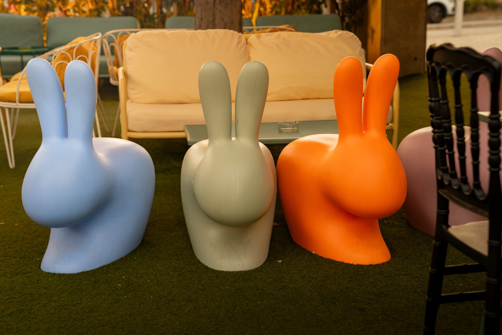 Le sedute a forma di coniglio nel giardino