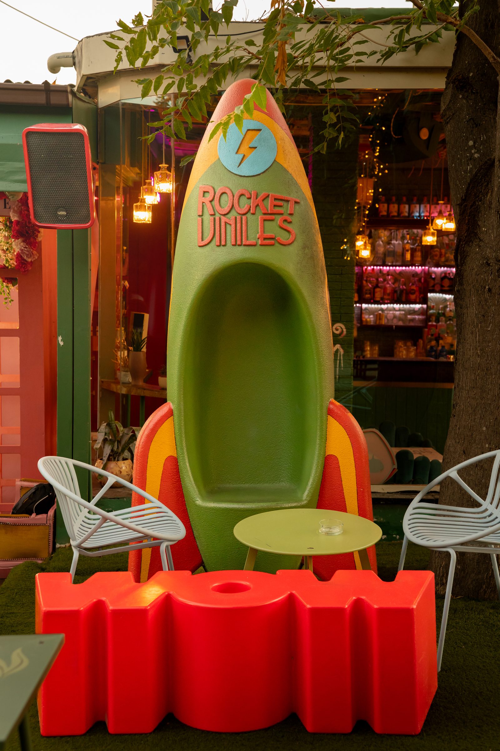 Il razzo Rocket Viniles nel giardino