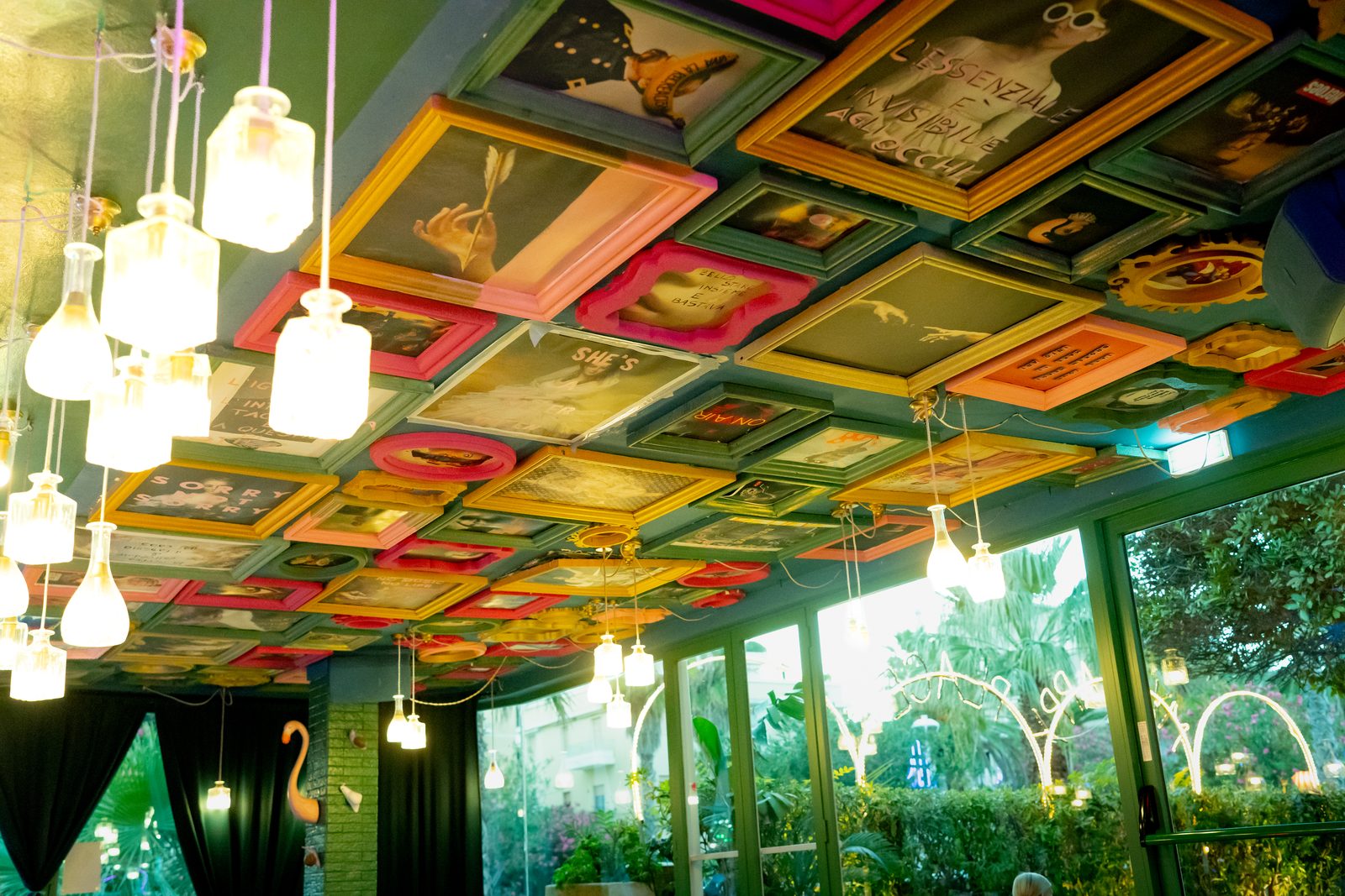 Il soffitto della sala, tappezzato di quadri colorati