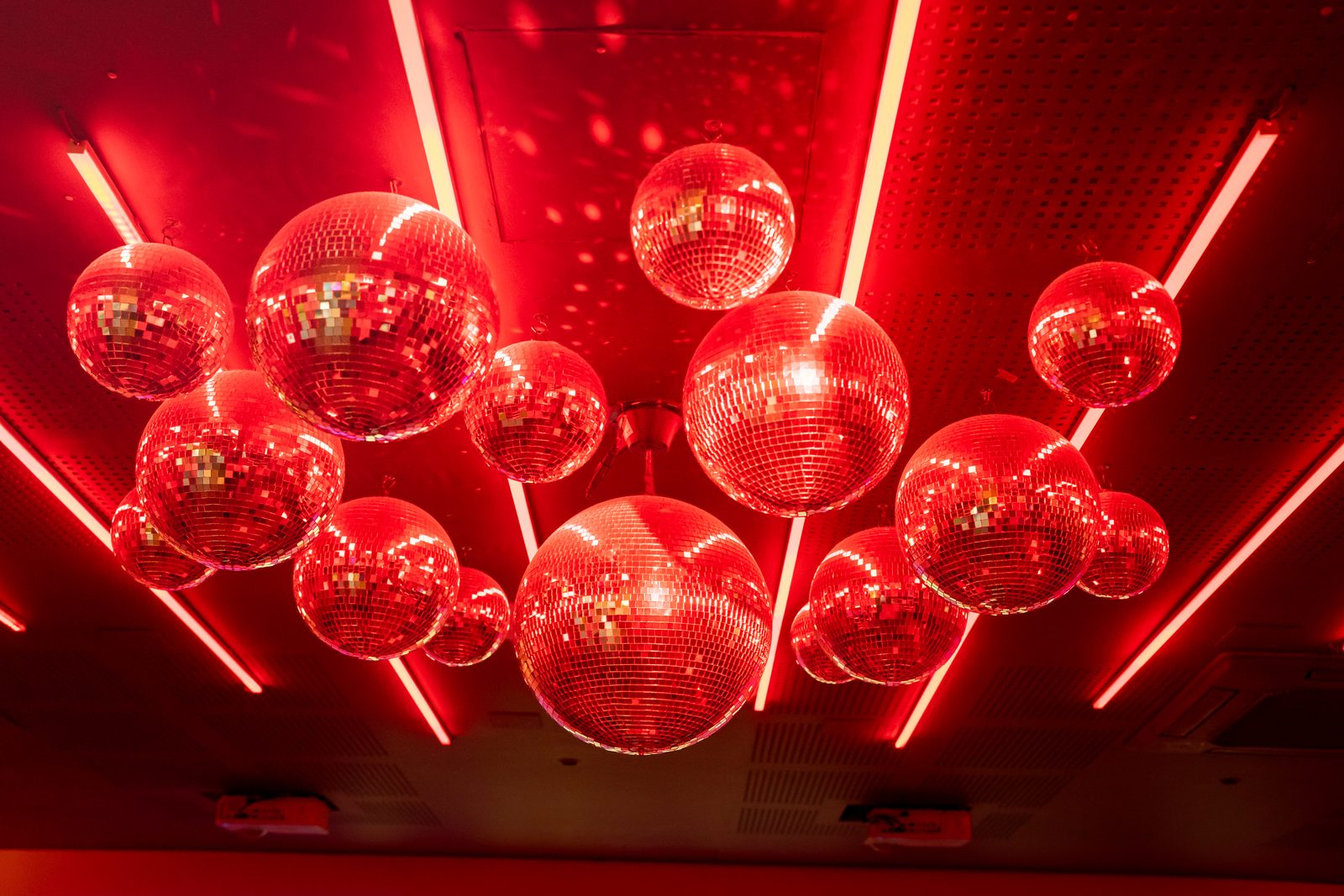 Le palle da discoteca sul soffitto della sala