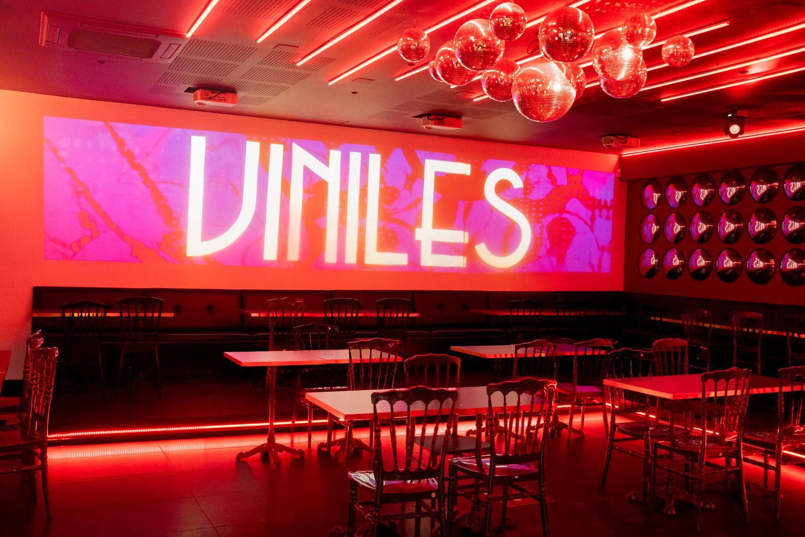 La sala interna di Viniles illuminata di rosso